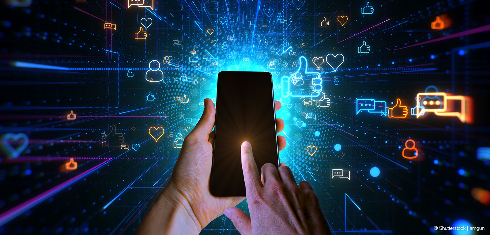 Smartphone in der Hand eines Nutzers, umgeben von leuchtenden, futuristischen Social Media Icons und Symbolen für Likes und Nachrichten, passend zum Thema Social Media Trends 2026